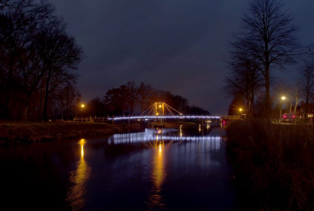 Landschap foto brug in veelerveen met verlichting